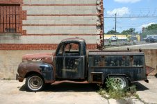 2011-05-07_Rusty_truck_behind_Fullsteam_Brewery[1].jpg